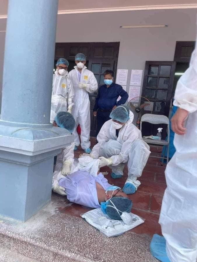 Bắc Giang: Nhân viên y tế bị kiệt sức, ngất xỉu khi lấy mẫu làm xét nghiệm Covid-19 - Ảnh 1.
