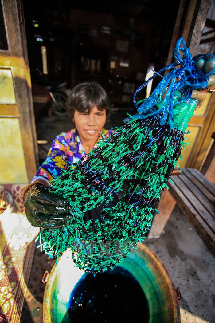 Công đoạn nhuộm màu cho sợi dệt thổ cẩm Khmer là công đoạn rất quan trọng cho sự ra đời một sản phẩm hoàn chỉnh