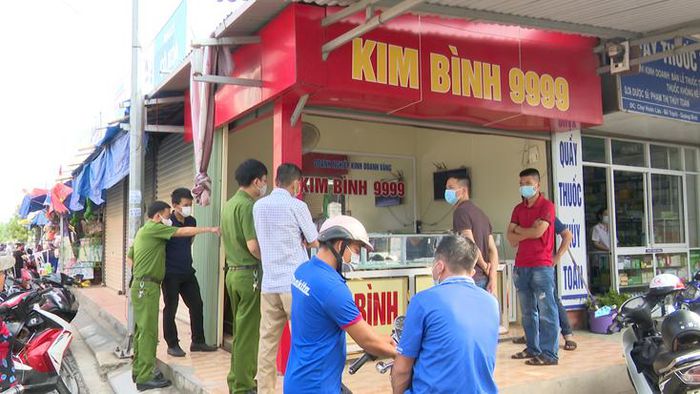 Một tiệm vàng ở Quảng Bình bị kẻ gian đột nhập trộm hơn 3 cây vàng - Ảnh 1.