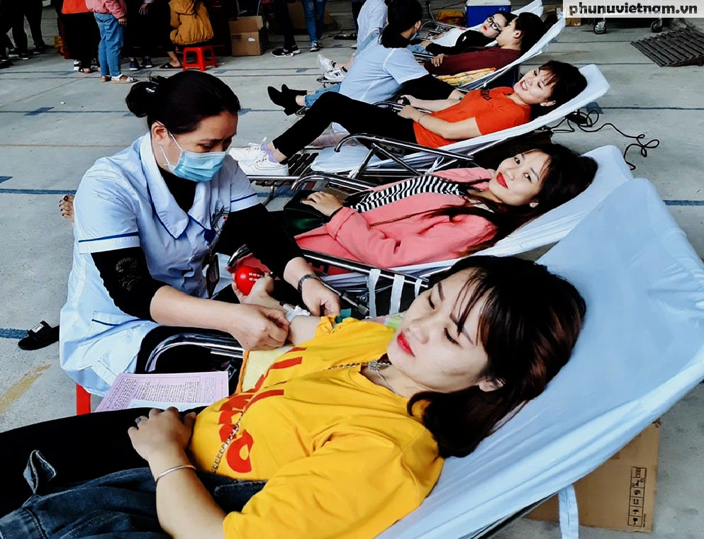 Phó Chủ tịch Hội LHPN tỉnh Hà Giang tình nguyện hiến máu lần thứ 23 - Ảnh 1.