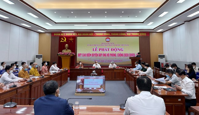 BHXH Việt Nam trao 2 tỷ đồng ủng hộ phòng chống dịch Covid-19 - Ảnh 1.