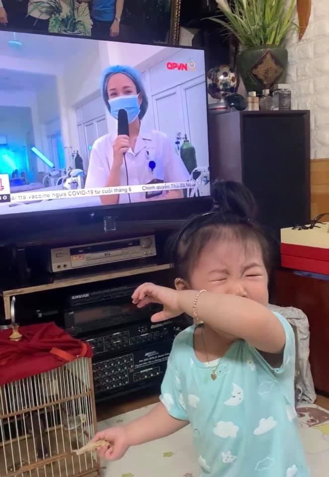 Bé gái 20 tháng tuổi òa khóc đòi mẹ bế khi nhìn thấy mẹ ở tâm dịch Bắc Giang trên tivi - Ảnh 1.