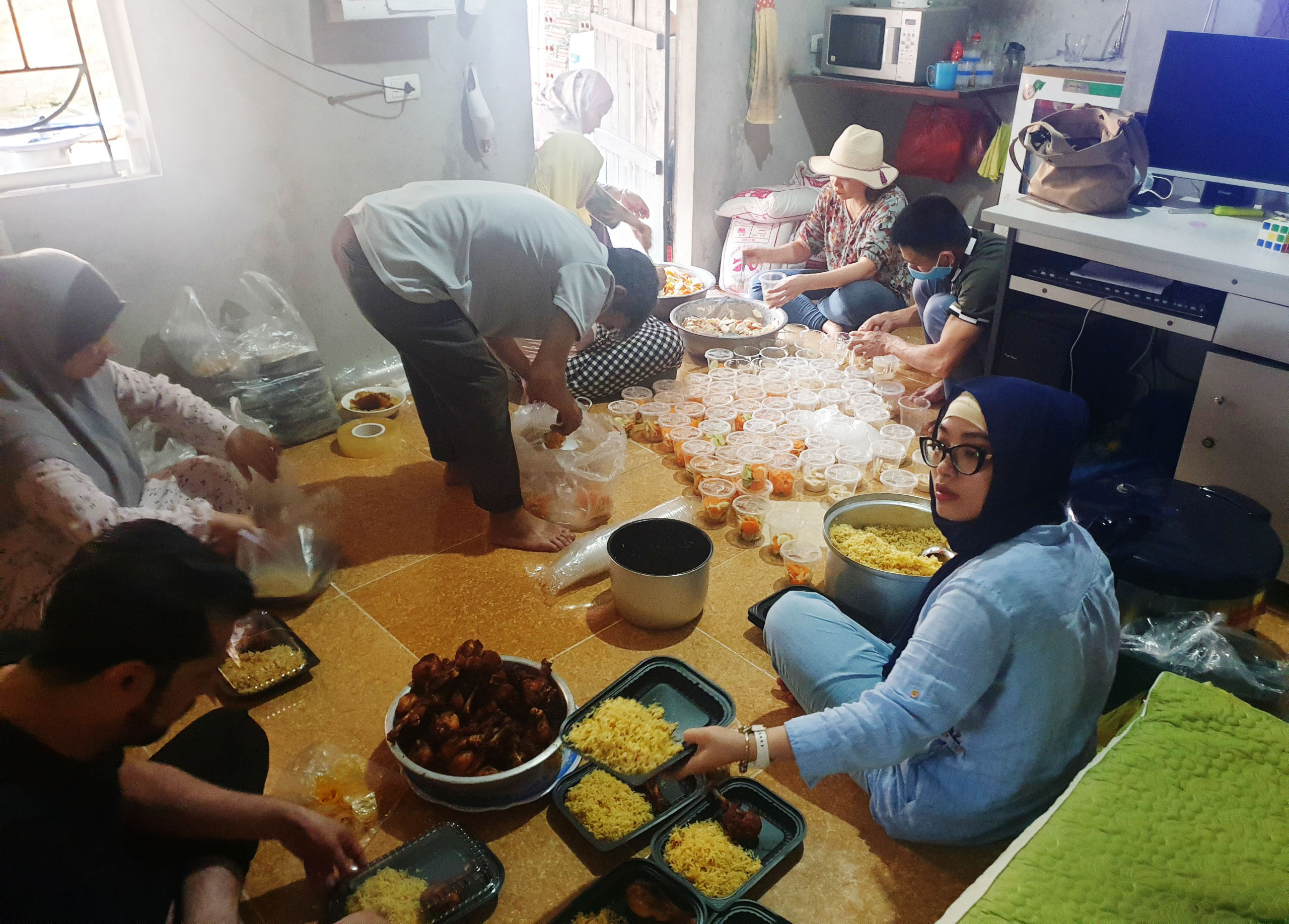 Nữ tín đồ Hồi giáo người Việt với công việc phát cơm miễn phí trong tháng Ramadam - Ảnh 3.