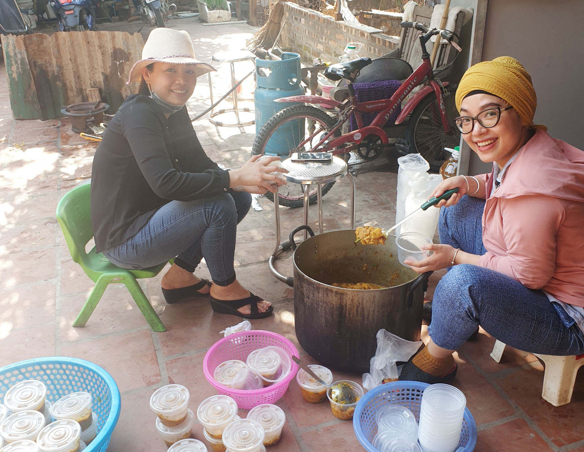 Nữ tín đồ Hồi giáo người Việt với công việc phát cơm miễn phí trong tháng Ramadam - Ảnh 4.
