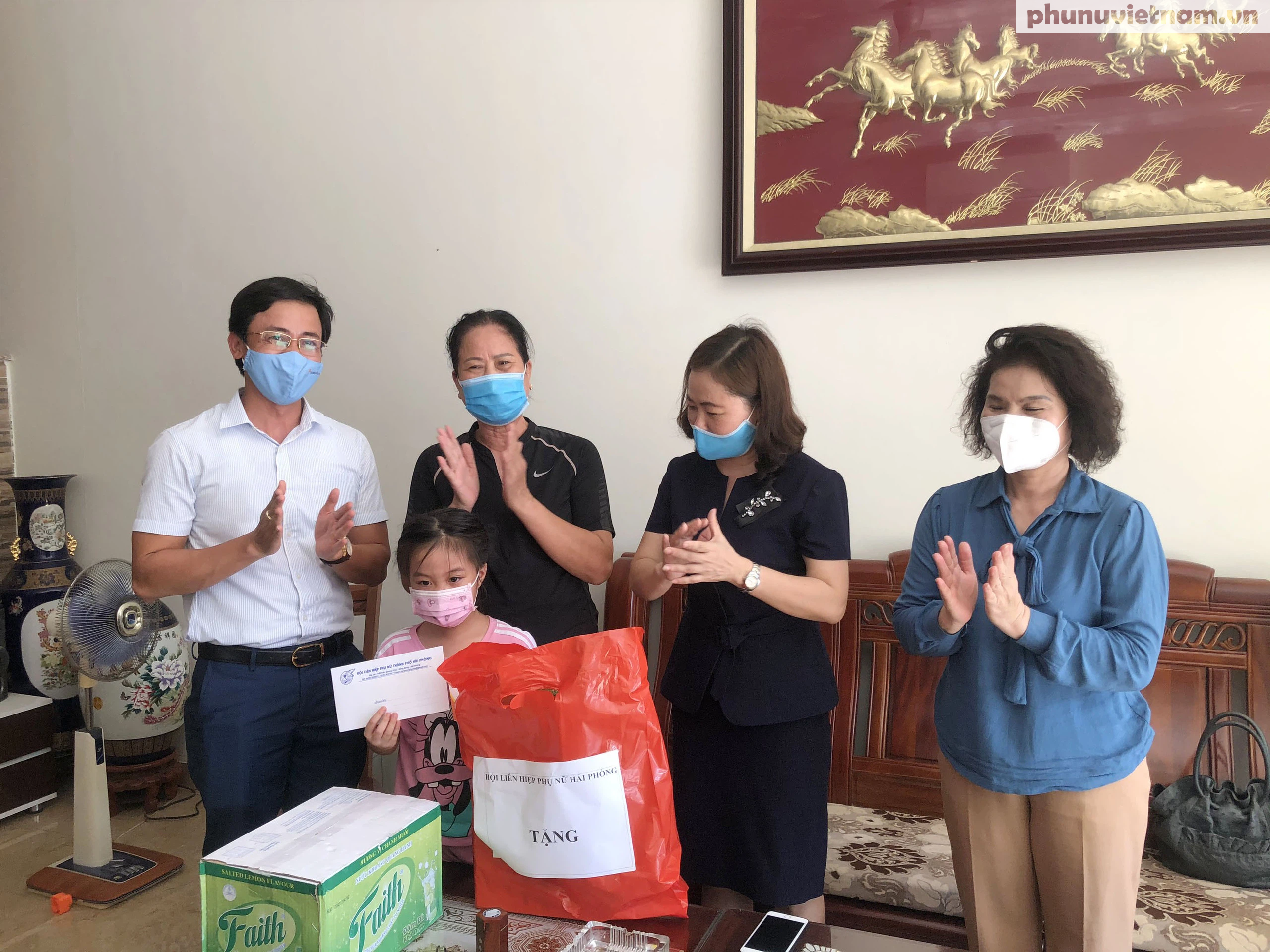 Tặng quà con em y bác sĩ tình nguyện chi viện phòng chống dịch Covid-19 tại Bắc Giang - Ảnh 2.