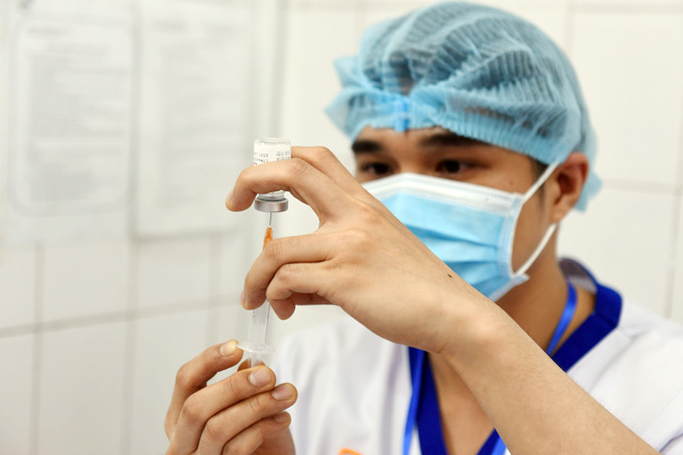Thủ tướng tặng Bằng khen đơn vị đầu tiên đưa vaccine Covid-19 về Việt Nam - Ảnh 1.