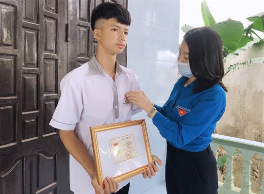 Trao tặng Huy hiệu “Tuổi trẻ dũng cảm” cho nam sinh lớp 10 ở Quảng Bình - Ảnh 1.