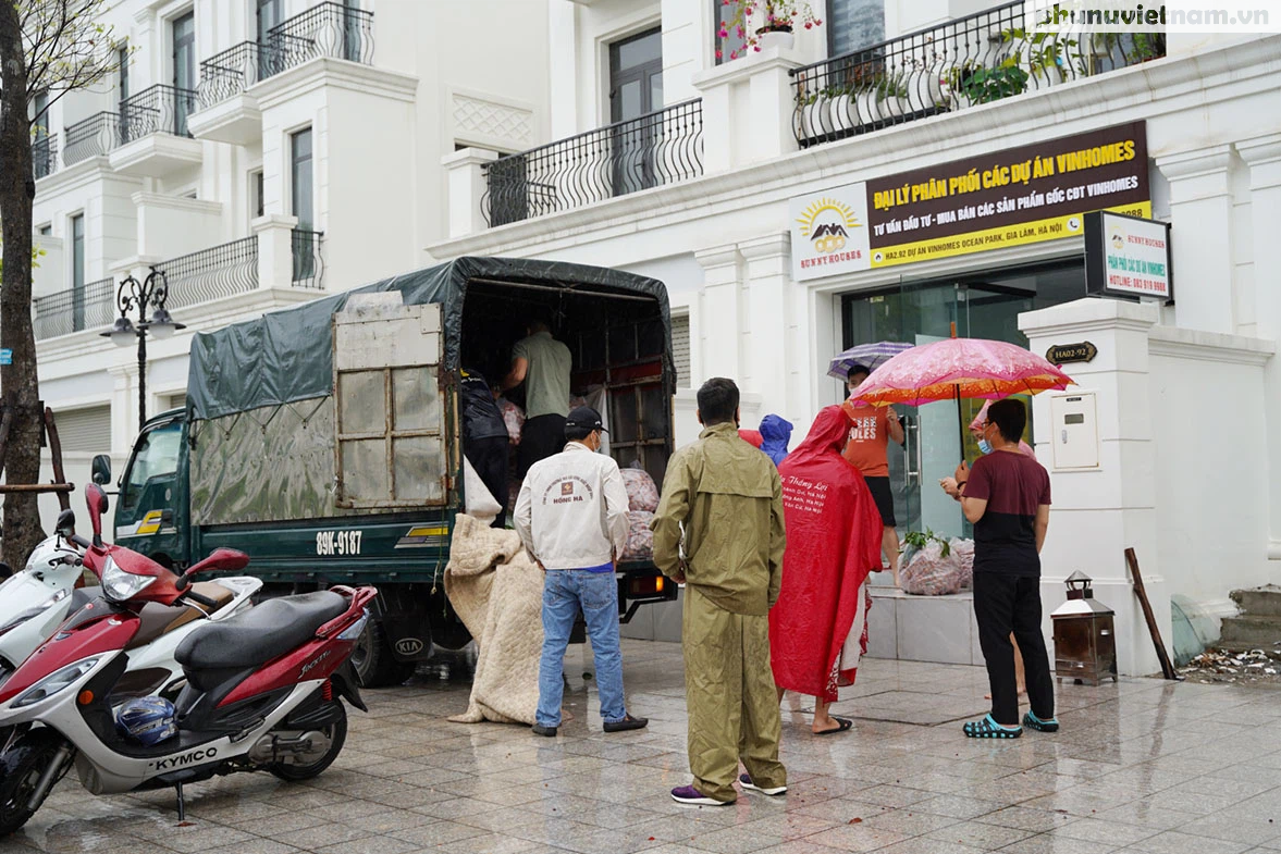 Hơn chục người dầm mưa vận chuyển, phát miễn phí 5,5 tấn nông sản Bắc Giang  - Ảnh 1.