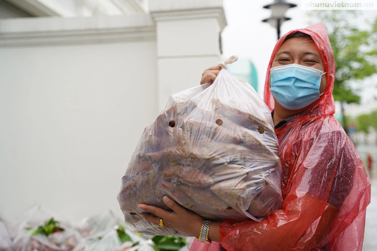 Hơn chục người dầm mưa vận chuyển, phát miễn phí 5,5 tấn nông sản Bắc Giang  - Ảnh 6.