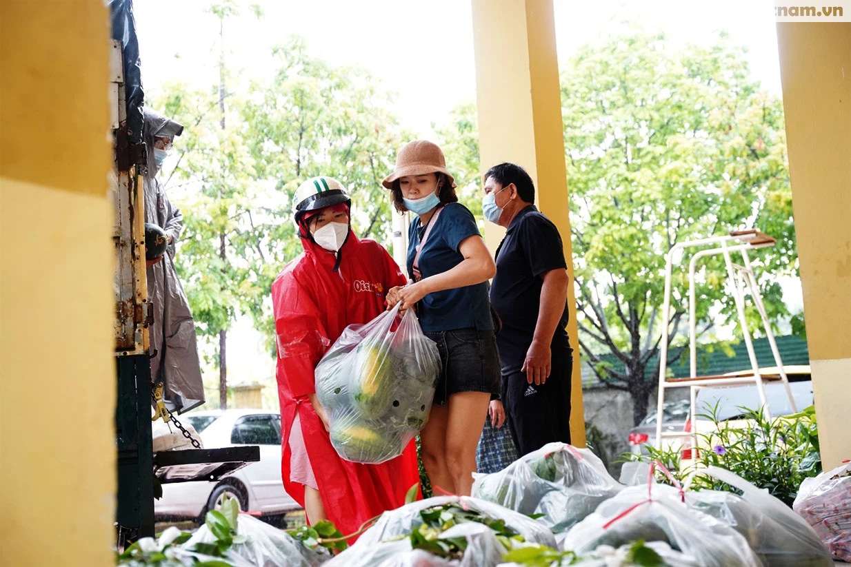 Hơn chục người dầm mưa vận chuyển, phát miễn phí 5,5 tấn nông sản Bắc Giang  - Ảnh 11.