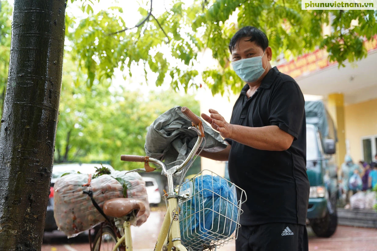 Hơn chục người dầm mưa vận chuyển, phát miễn phí 5,5 tấn nông sản Bắc Giang  - Ảnh 17.