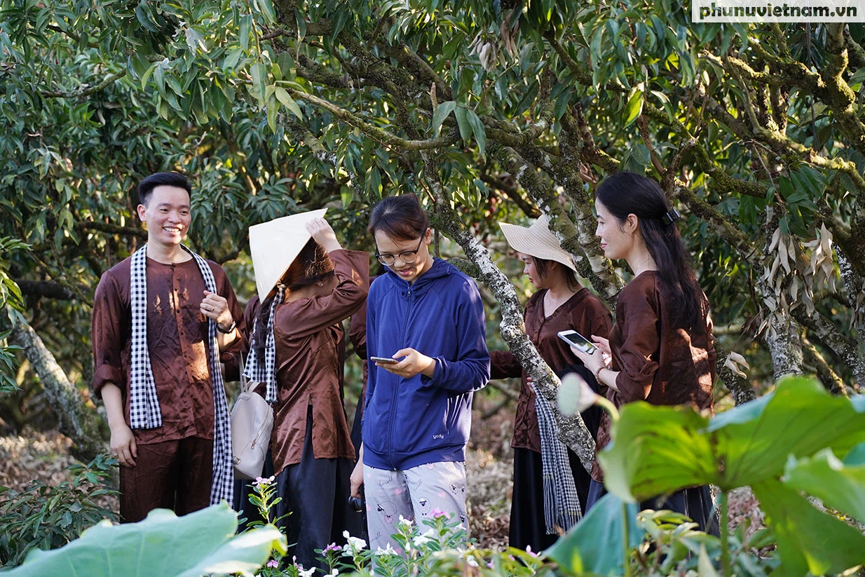 Du khách mặc áo nâu sòng check-in “miệt vườn sông nước” vải thiều Thanh Khê - Ảnh 5.