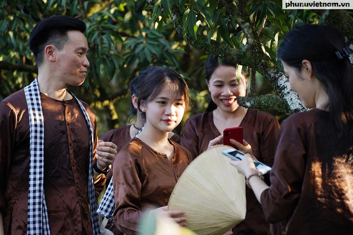 Du khách mặc áo nâu sòng check-in “miệt vườn sông nước” vải thiều Thanh Khê - Ảnh 10.