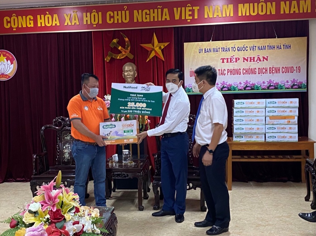 Qũy Phát triển Tài năng Việt tiếp năng lượng cho lực lượng chống dịch Hà Tĩnh - Ảnh 1.