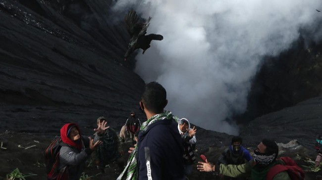 Lễ hiến tế Yadnya Kasada cầu may mắn, thịnh vượng của bộ tộc Tengger ở Indonesia - Ảnh 3. Lễ hiến tế Yadnya Kasada cầu may mắn, thịnh vượng của bộ tộc Tengger ở Indonesia - Ảnh 3.
