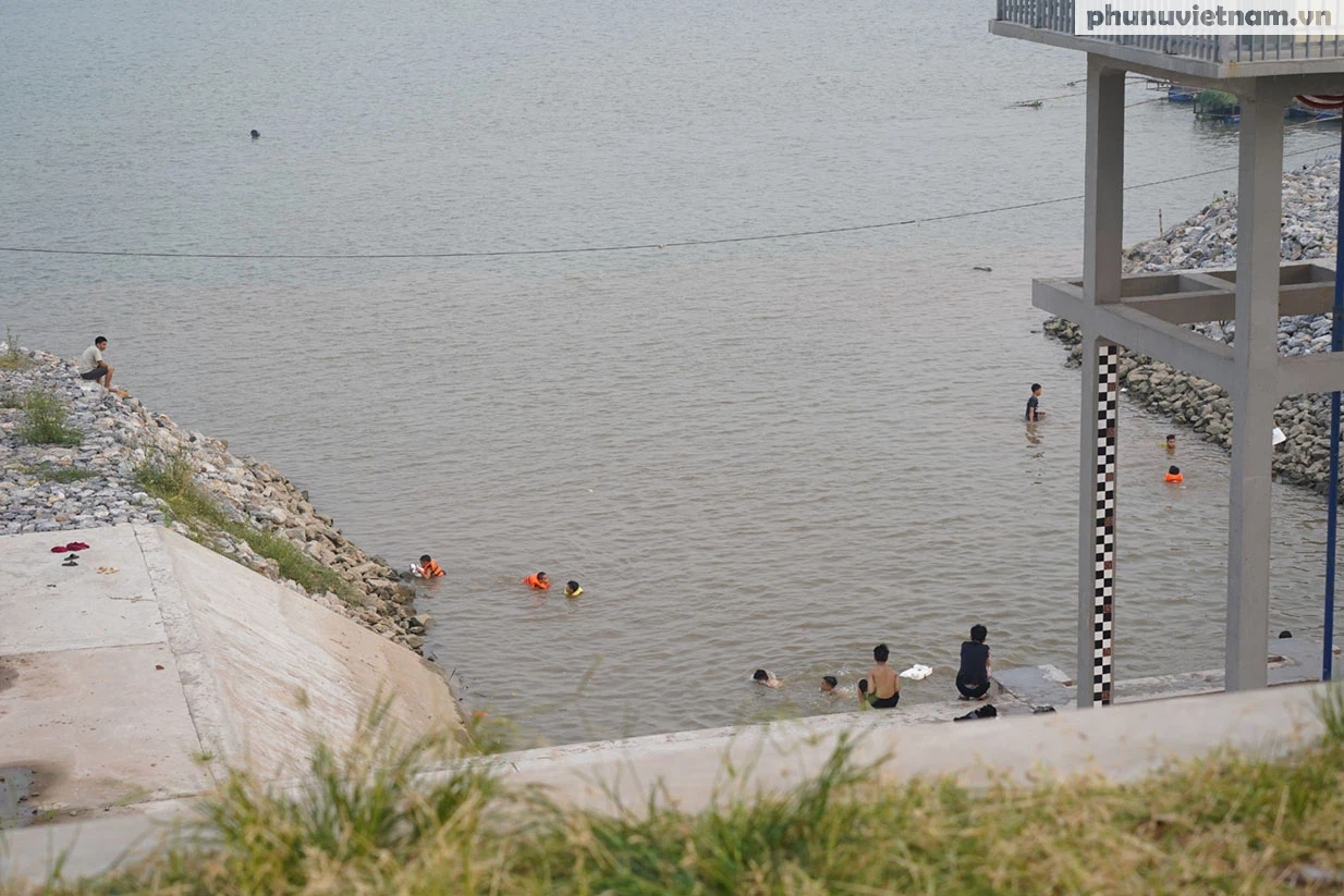 Bất chấp nguy cơ đuối nước, hàng chục người tụ tập bơi lội trên sông Đuống - Ảnh 1.