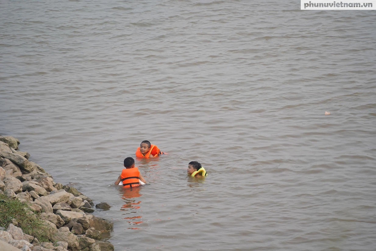 Bất chấp nguy cơ đuối nước, hàng chục người tụ tập bơi lội trên sông Đuống - Ảnh 2.