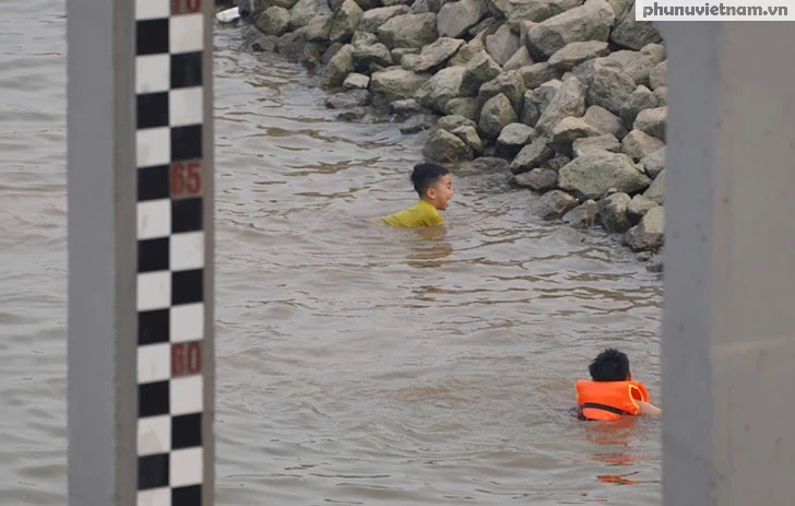 Bất chấp nguy cơ đuối nước, hàng chục người tụ tập bơi lội trên sông Đuống - Ảnh 3.