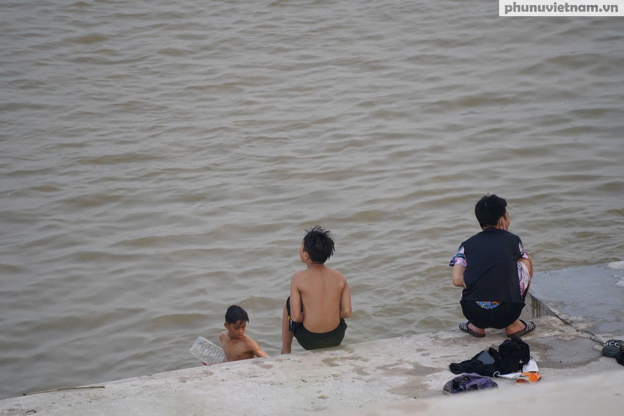 Bất chấp nguy cơ đuối nước, hàng chục người tụ tập bơi lội trên sông Đuống - Ảnh 4.