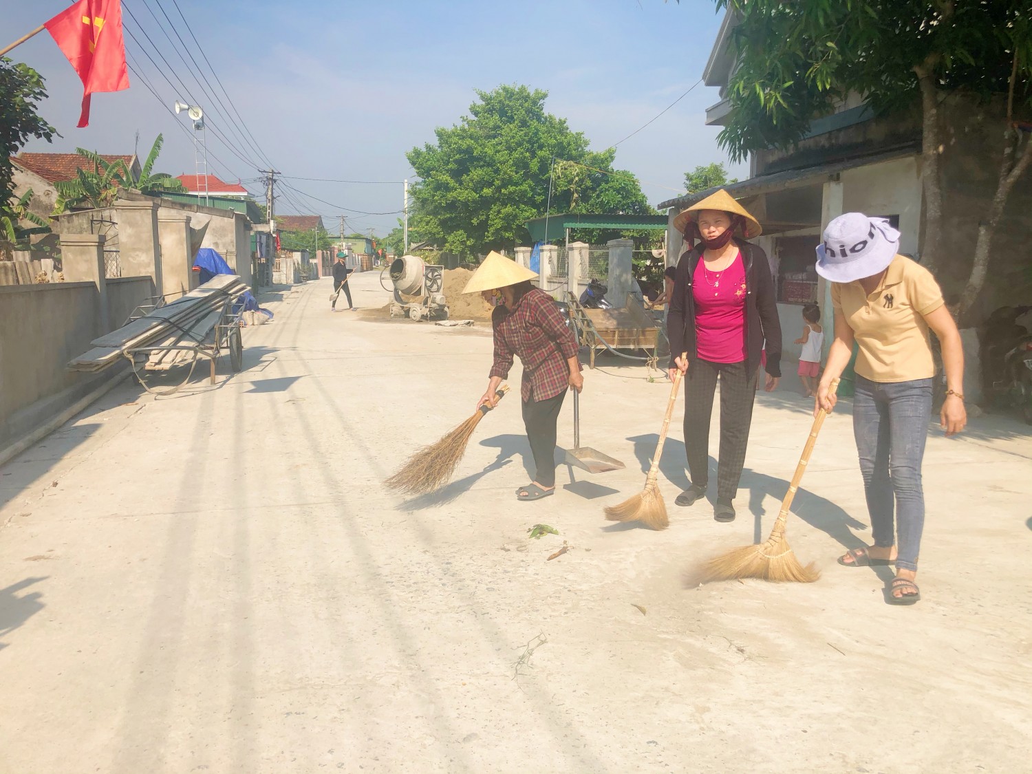 https://phunuvietnam.mediacdn.vn/179072216278405120/2021/6/7/ba-thin-va-cac-chi-em-trong-chi-hoi-thuong-xuyen-quet-don-duong-thon-xanh-sach-dep-anh-tram-anh-1623047730256698337587.jpg