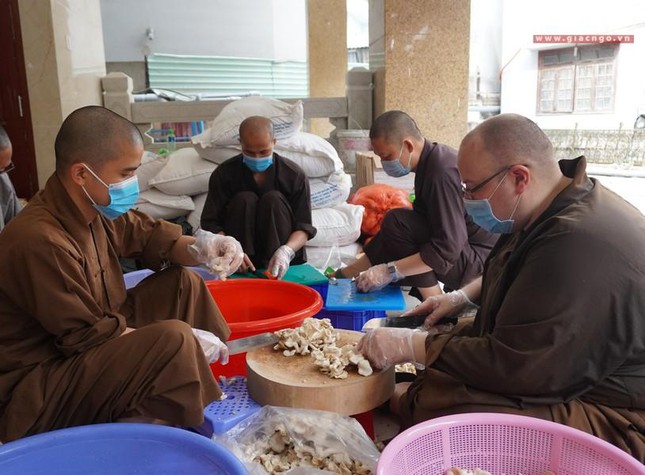 Gần 700 tình nguyện viên các tổ chức tôn giáo đăng ký hỗ trợ các bệnh viện dã chiến tại TPHCM - Ảnh 1.