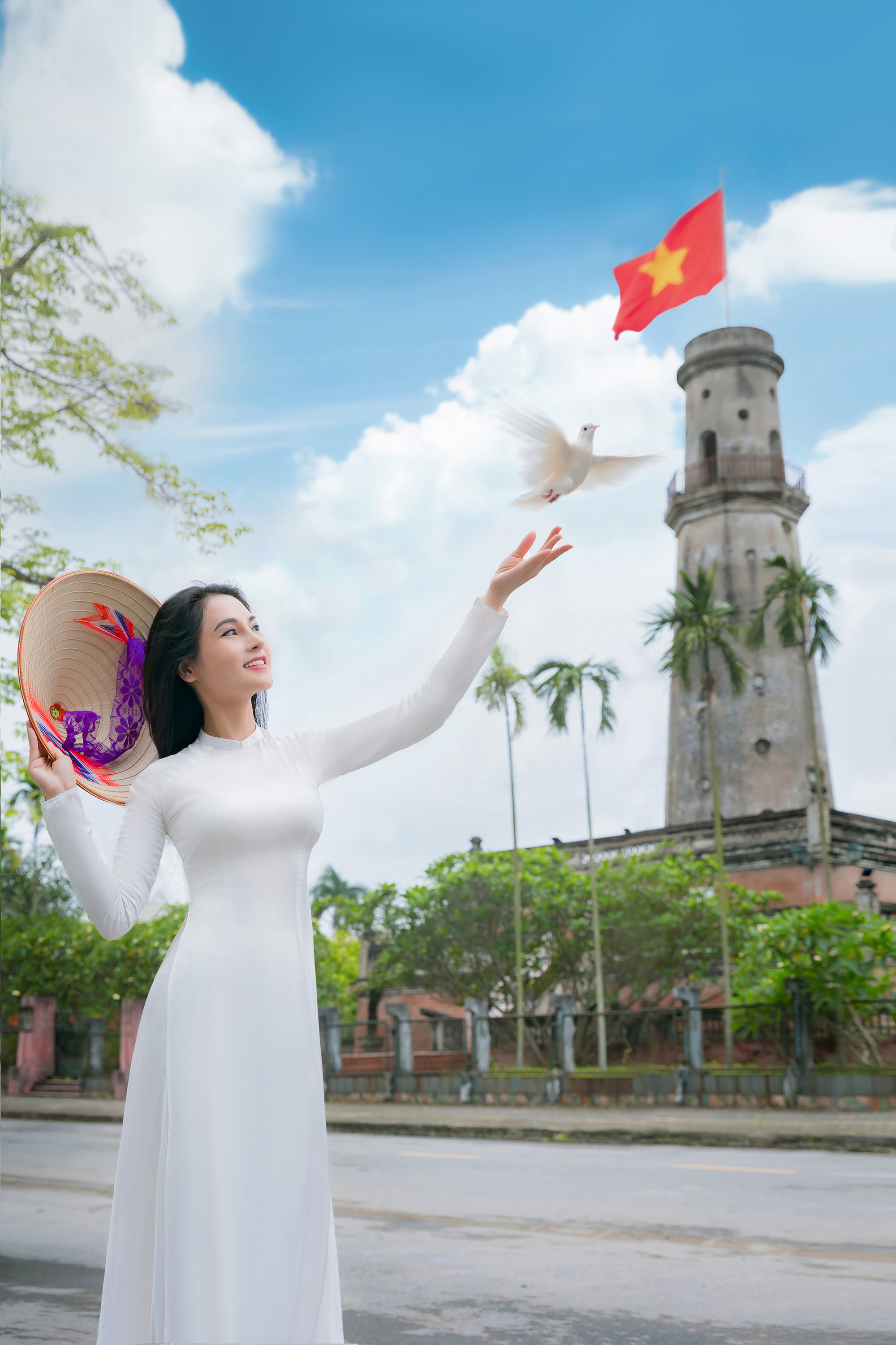 Áo dài Việt - một biểu tượng của văn hóa truyền thống Việt Nam. Quần áo được thiết kế với đường nét tinh tế, mang lại một vẻ đẹp trang nhã và thước phim độc đáo. Nhấp vào hình ảnh để tìm hiểu về lịch sử và phong cách áo dài Việt.