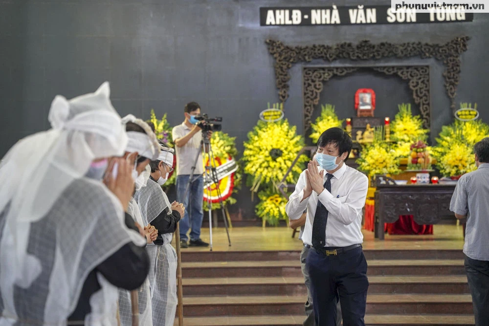 Nghẹn ngào Lễ tiễn đưa Anh hùng Lao động - Nhà văn Sơn Tùng - Ảnh 5.