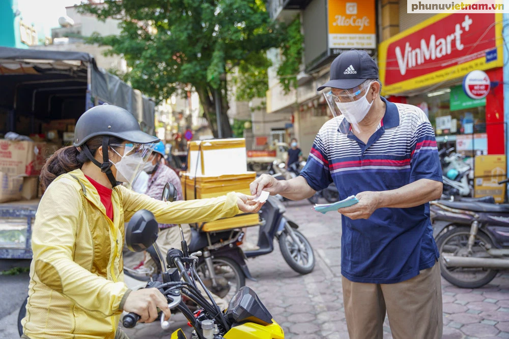 [Ảnh] Các quận Hà Nội đồng loạt triển khai mô hình phát phiếu đi chợ - Ảnh 1.