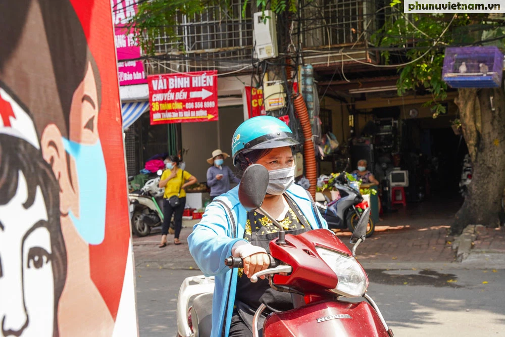 [Ảnh] Các quận Hà Nội đồng loạt triển khai mô hình phát phiếu đi chợ - Ảnh 4.