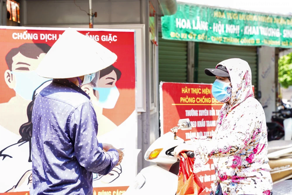 [Ảnh] Các quận Hà Nội đồng loạt triển khai mô hình phát phiếu đi chợ - Ảnh 5.
