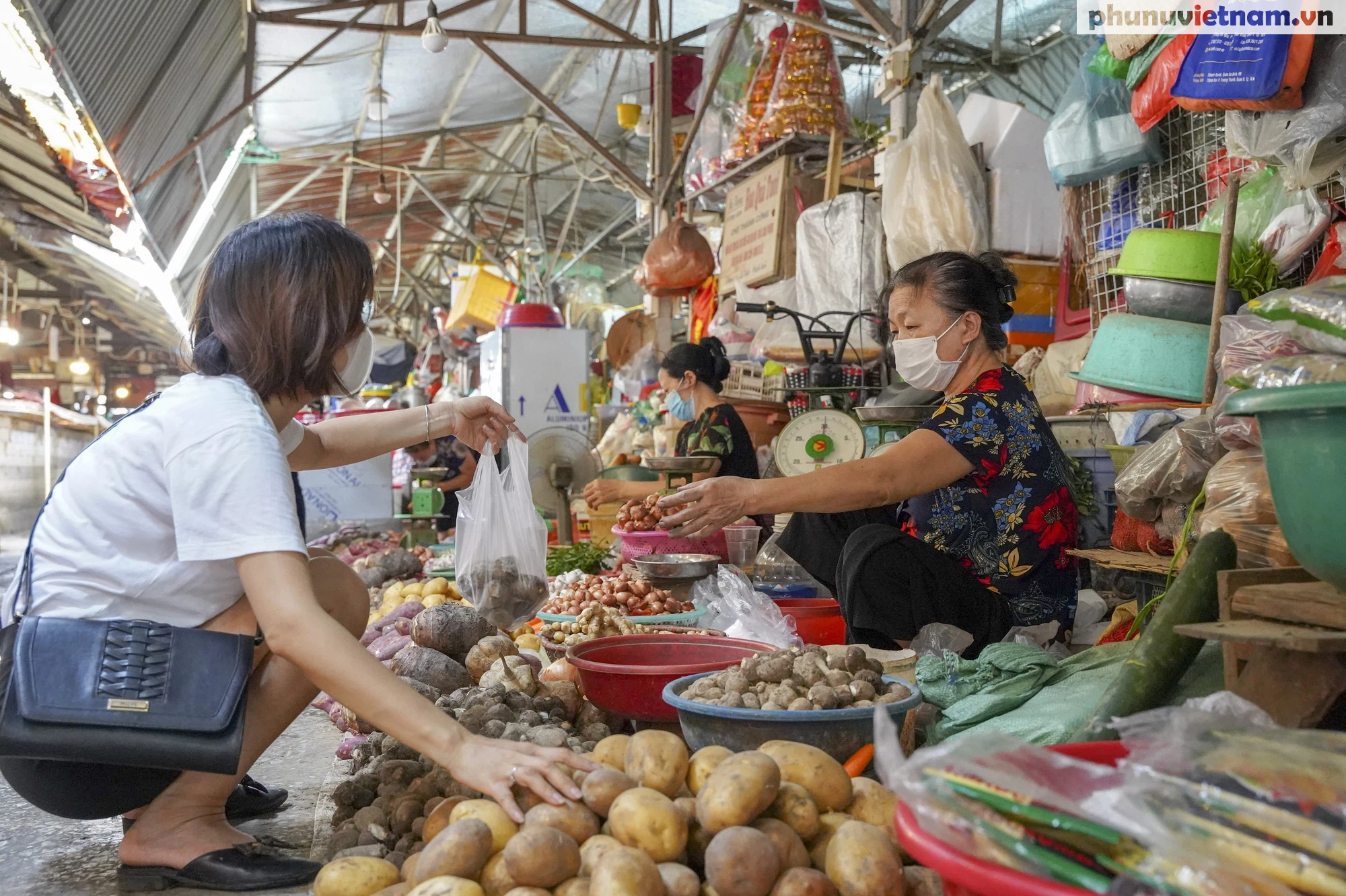 [Ảnh] Các quận Hà Nội đồng loạt triển khai mô hình phát phiếu đi chợ - Ảnh 8.