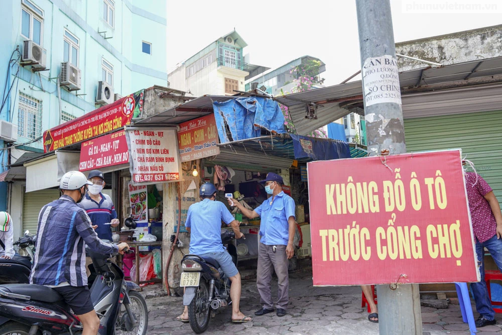 [Ảnh] Các quận Hà Nội đồng loạt triển khai mô hình phát phiếu đi chợ - Ảnh 9.
