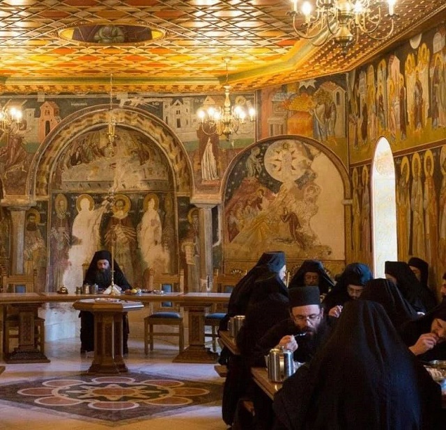 Athos, ngọn núi thiêng, cấm cửa phụ nữ ở Hy Lạp  - Ảnh 2.