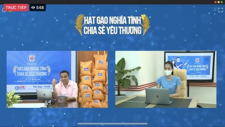 Á hậu Phương Anh cùng MC Quyền Linh góp gạo tặng người nghèo - Ảnh 1.