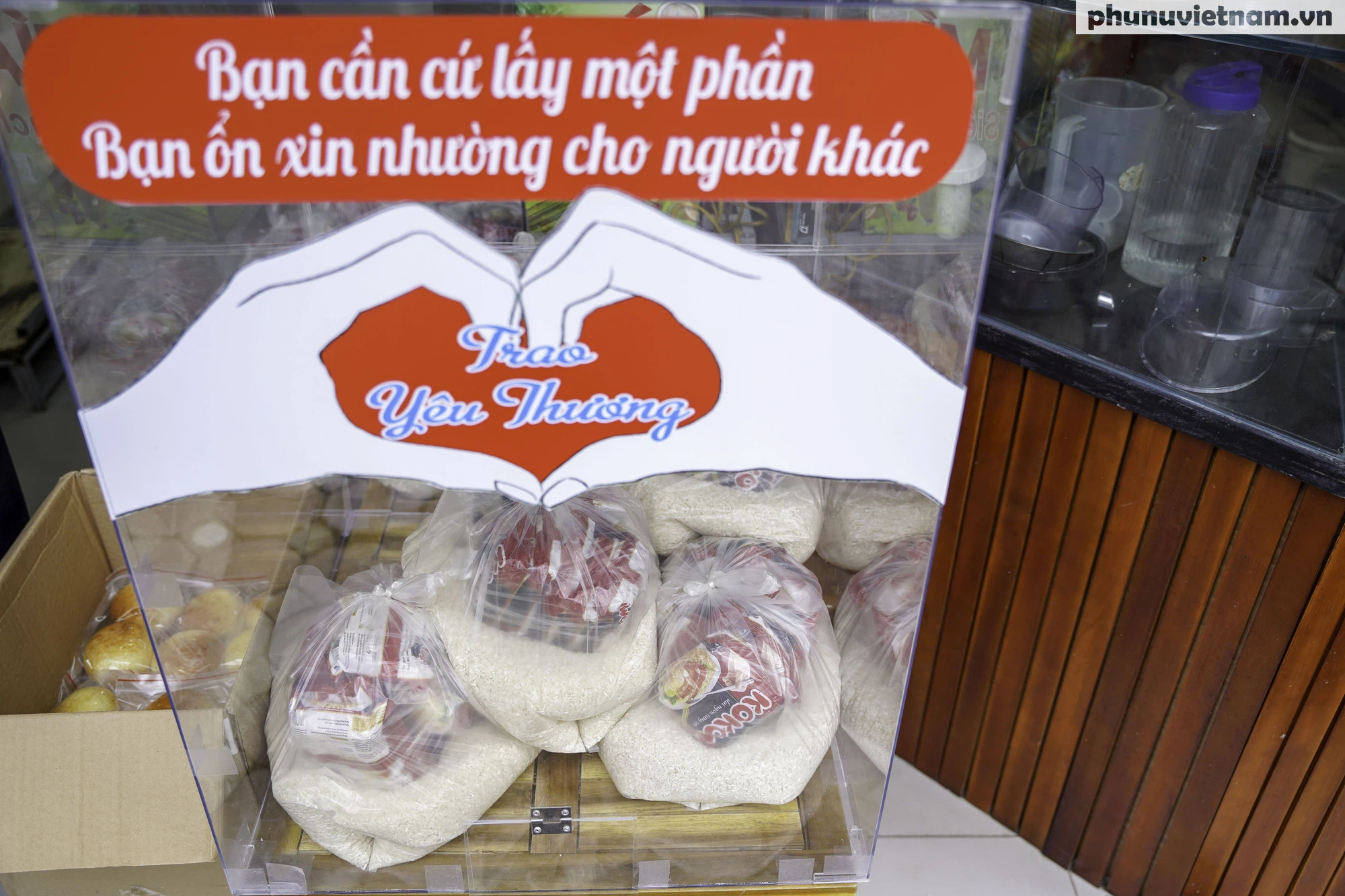 “Cho Là Nhận” trao hơn 500 suất quà cứu trợ những người yếu thế tại Hà Nội - Ảnh 8.