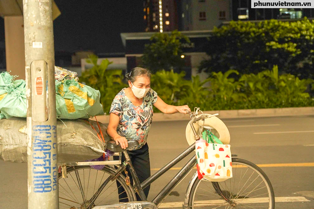 Sống dựa vào rác qua “mùa giãn cách” - Ảnh 1.