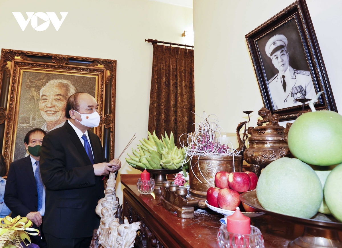 Chủ tịch nước Nguyễn Xuân Phúc dâng hương tưởng nhớ Đại tướng Võ Nguyên Giáp - Ảnh 1.