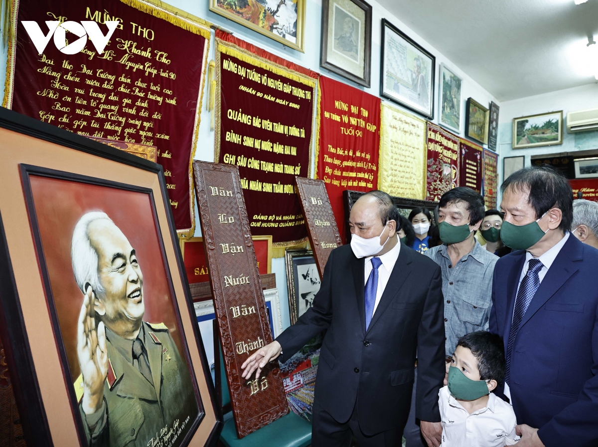 Chủ tịch nước Nguyễn Xuân Phúc dâng hương tưởng nhớ Đại tướng Võ Nguyên Giáp - Ảnh 2.