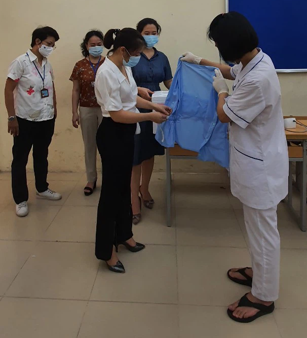 Hội LHPN quận Ba Đình đã làm và tặng 60 chiếc áo giảm nhiệt cho lực lượng y tế trong quận
