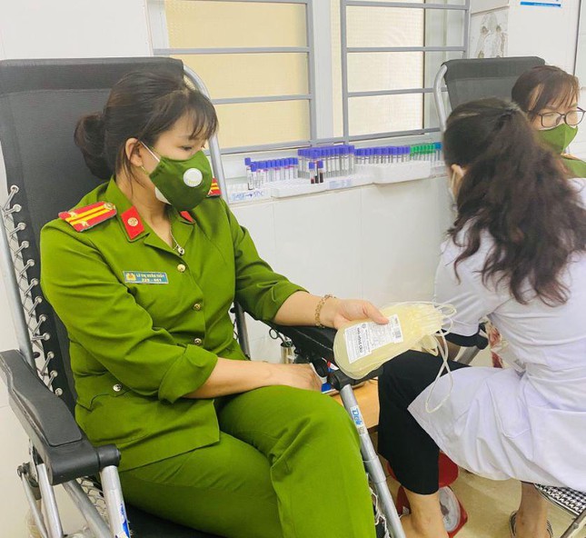 Vừa xong ca trực chốt, 3 nữ cán bộ công an lập tức đến hiến máu giúp bệnh nhân nghèo - Ảnh 1.