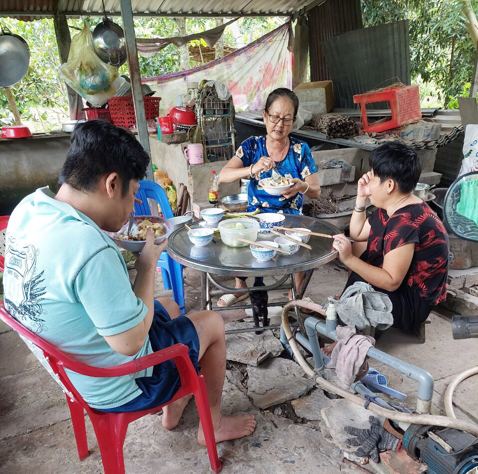 Ngày Vì nạn nhân chất độc da cam/dioxin (10/8): 40 năm chăm 2 con cả ngày cười nói vu vơ - Ảnh 2.