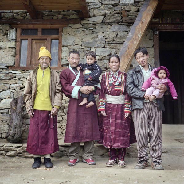 Chuyện lạ về tục đa phu ở Nepal và kiểm tra trinh tiết chú rể ở Uganda - Ảnh 1.