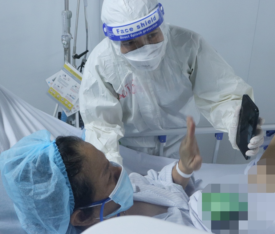 Sinh nhật ấm áp ở nơi ranh giới sự sống và chết chỉ cách nhau vài phút giây - Ảnh 2. Sinh nhật ấm áp ở nơi ranh giới sự sống và chết chỉ cách nhau vài phút giây - Ảnh 2.