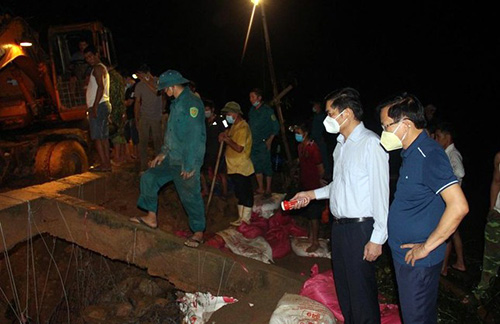 Vỡ đập trong đêm ở Nghệ An, huy động hàng trăm người dân khắc phục sự cố - Ảnh 1.