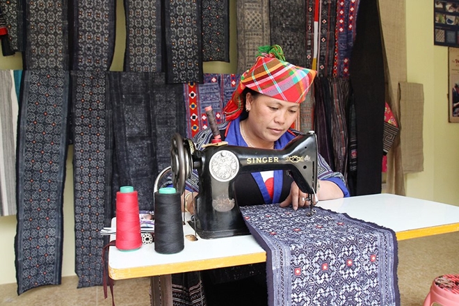 Gìn giữ và phát huy nghề dệt thổ cẩm truyền thống dân tộc Mông - Ảnh 4.