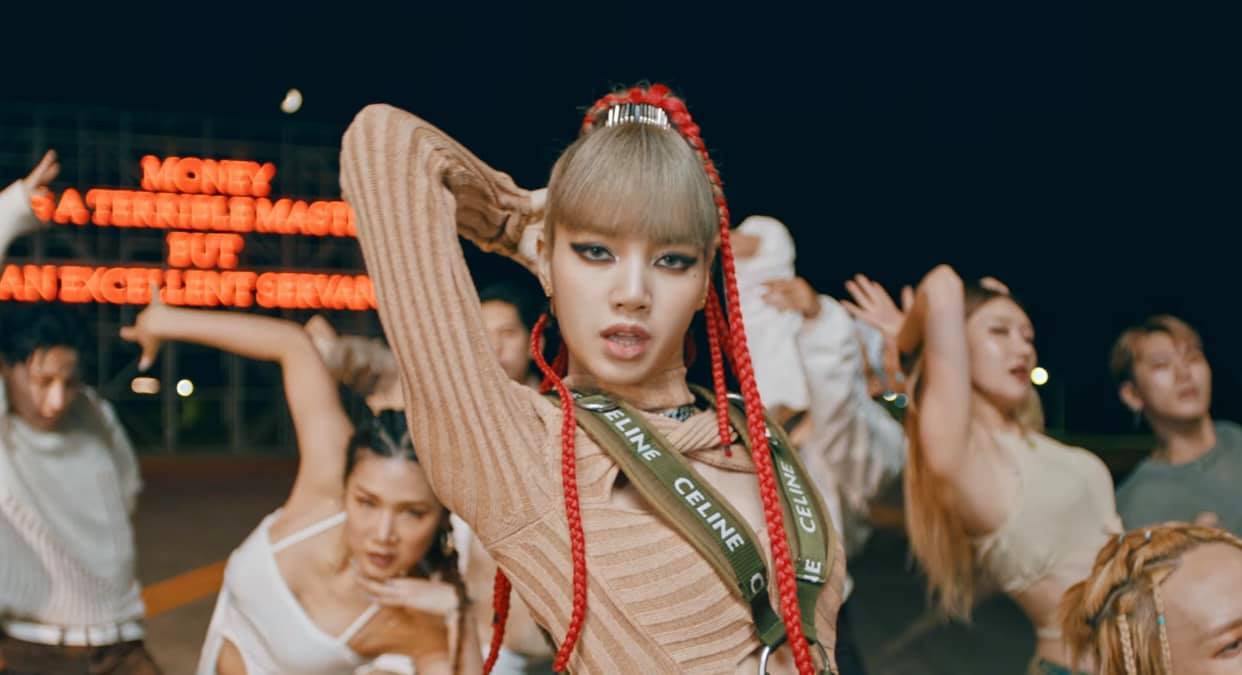 Lisa money dance Lisa diện áo &quot;nùi giẻ&quot; nhưng stylist đã chế cháo cực đỉnh đến độ không nhận ra bản gốc - Ảnh 1.