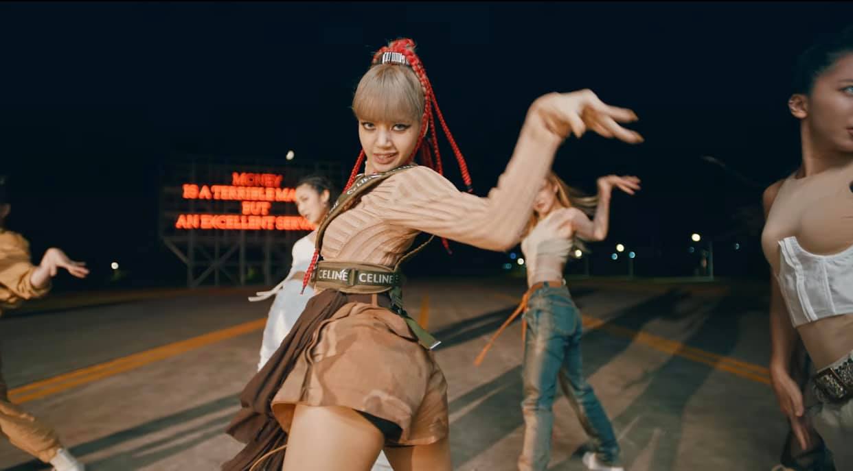 Lisa money dance Lisa diện áo &quot;nùi giẻ&quot; nhưng stylist đã chế cháo cực đỉnh đến độ không nhận ra bản gốc - Ảnh 6.