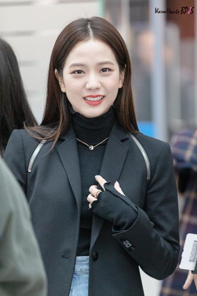 Jisoo diện đồ công sở: Chẳng hề &quot;dừ&quot; mà còn tỏa khí chất tổng tài sang chảnh đến náo loạn cõi mạng - Ảnh 4.