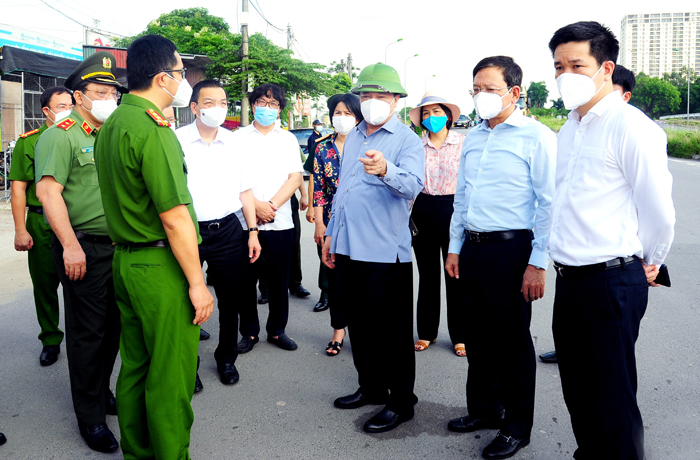 Bí thư Hà Nội: Vừa nới lỏng, dân đã tụ tập đông, không đeo khẩu trang  - Ảnh 2.