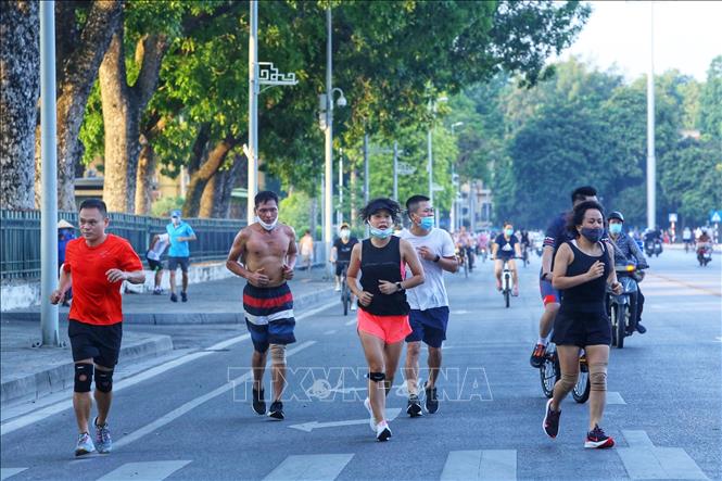 Bí thư Hà Nội: Vừa nới lỏng, dân đã tụ tập đông, không đeo khẩu trang  - Ảnh 1.